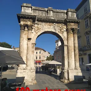 Roman Arch- Low Budget Doublebed In Top Center Pula